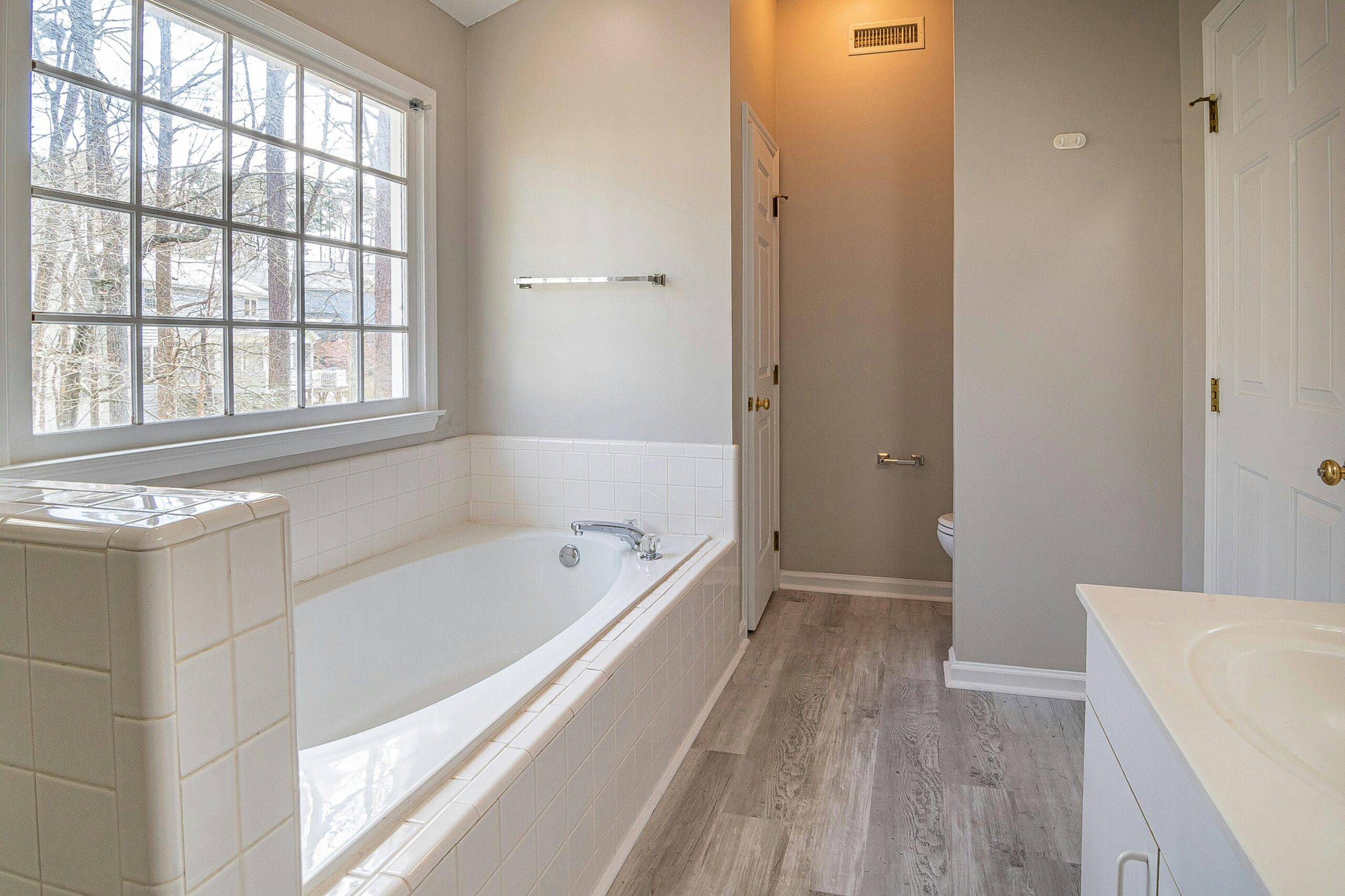 Read more about the article Salt’s Role in Daily Bathroom Cleaning